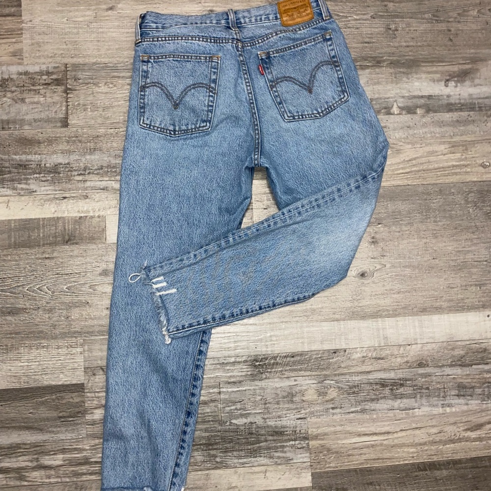 Levi’s 501 wedgie fit- high waisted light wash jeans